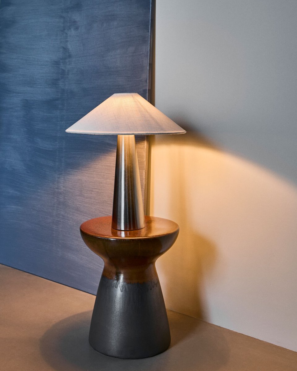 Soffi 48cm Sølv bordlampe Fra House Doctor - Soffi bordlampe har et stilfuldt og moderne udtryk med en elegant kombination af metal og tekstil.