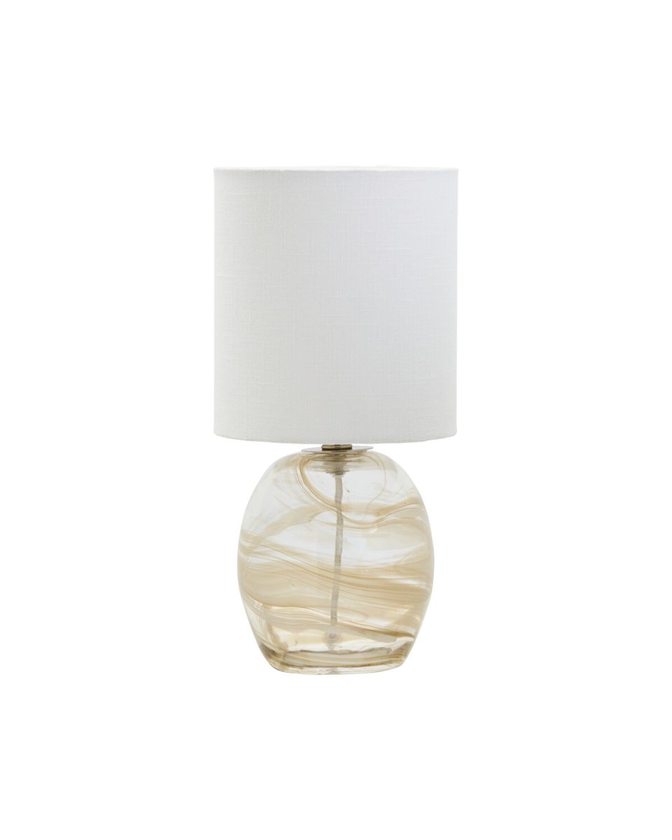 Hite 44cm Off-white bordlampe Fra House Doctor - Den afrundede glasbase er udsmykket med et smukt off-white hvirvelm&oslash;nster, der g&oslash;r hvert stykke unikt og giver lampen et levende udtryk.