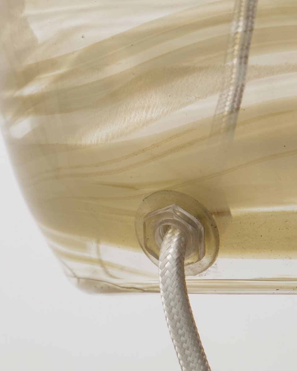 Hite 44cm Off-white bordlampe Fra House Doctor - Den afrundede glasbase er udsmykket med et smukt off-white hvirvelm&oslash;nster, der g&oslash;r hvert stykke unikt og giver lampen et levende udtryk.