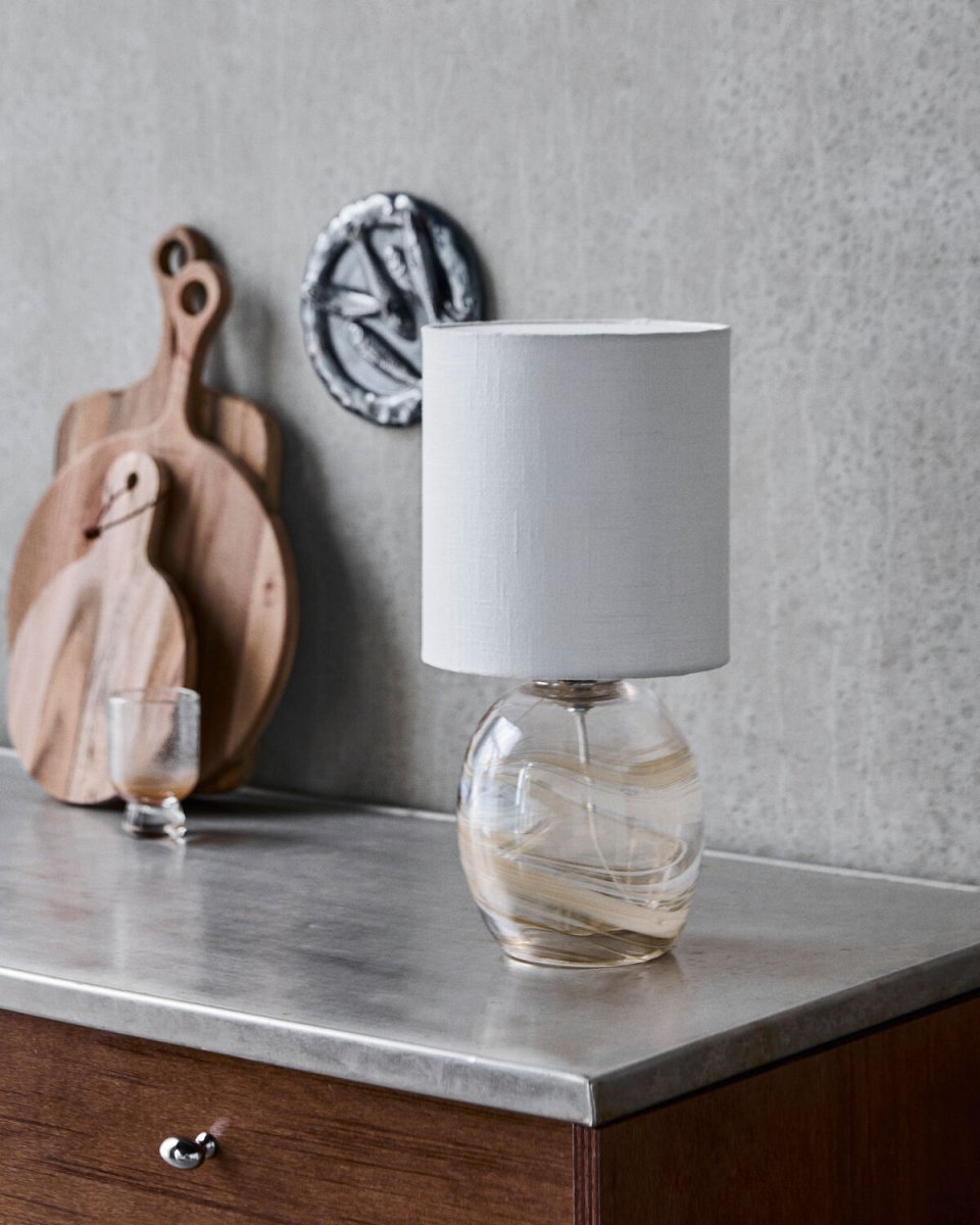 Hite 44cm Off-white bordlampe Fra House Doctor - Den afrundede glasbase er udsmykket med et smukt off-white hvirvelm&oslash;nster, der g&oslash;r hvert stykke unikt og giver lampen et levende udtryk.