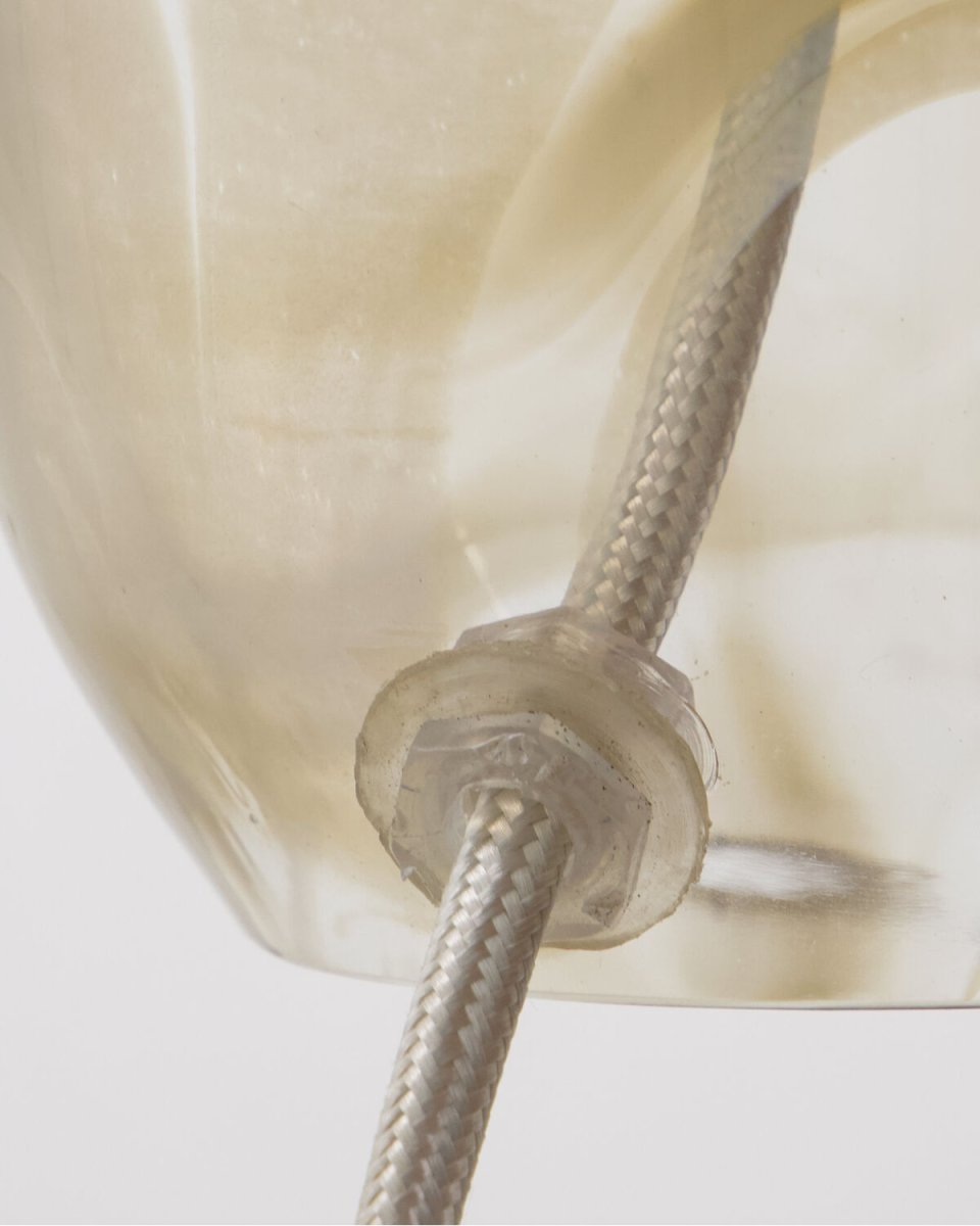Hite 28cm Off-white bordlampe Fra House Doctor - Den afrundede glasbase er udsmykket med et smukt off-white hvirvelm&oslash;nster, der g&oslash;r hvert stykke unikt og giver lampen et levende udtryk.