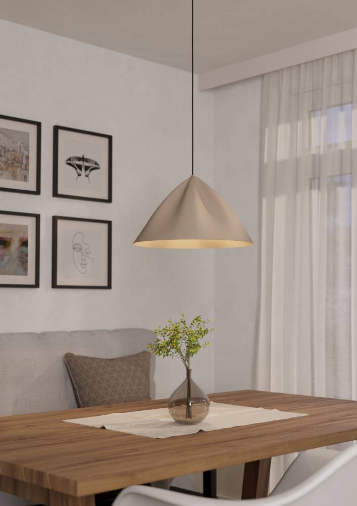 Podere Ø43 Sand loftslampe Fra Eglo - Den kegleformede skærm spreder lyset videre; en behagelig smag, som gør den ideel til at skabe en varm og indbydende atmosfære omkring spisebordet eller i stuen.