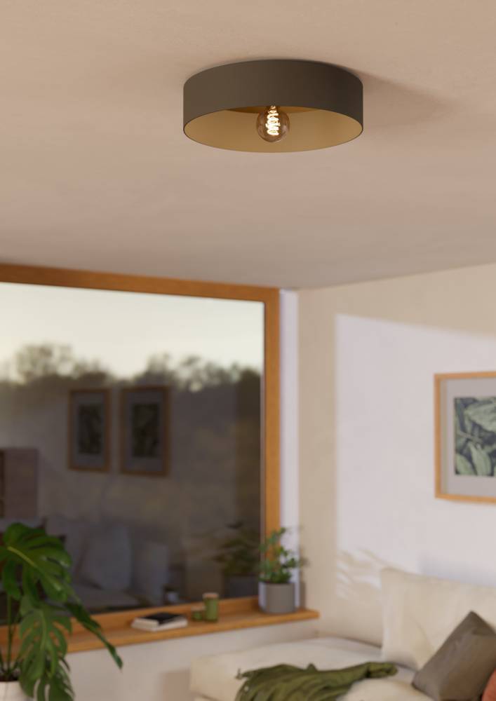 Duaia Ø42 Umber plafond Fra Eglo - elegant indtryk, og det guldtonede interi&oslash;r reflekterer lyset p&aring; en bl&oslash;d og varm m&aring;de.