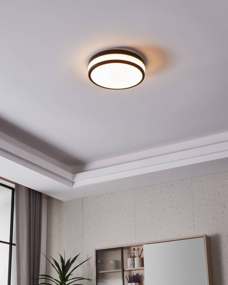 Led Palermo Ø30 Sort badeværelseslampe Fra Eglo - Den sorte kant giver loftet en elegant og diskret følelse, samtidig med at det er med til at sprede et jævnt og behageligt lys i rummet.
