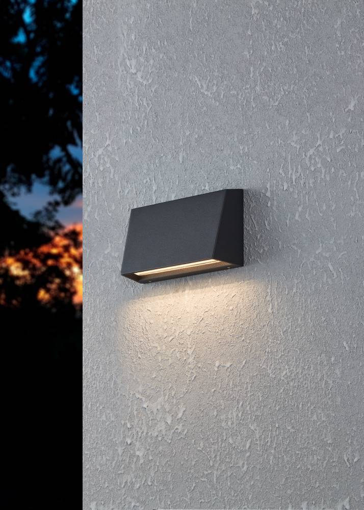 Spongano Sort udendørslampe Fra Eglo - Produktet er velegnet til udendørs brug takket være dets IP65-klassificering, som giver beskyttelse mod vandstråler og støv.