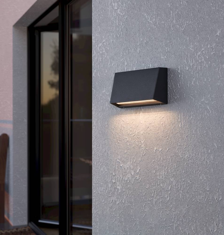 Spongano Sort udendørslampe Fra Eglo - Produktet er velegnet til udendørs brug takket være dets IP65-klassificering, som giver beskyttelse mod vandstråler og støv.