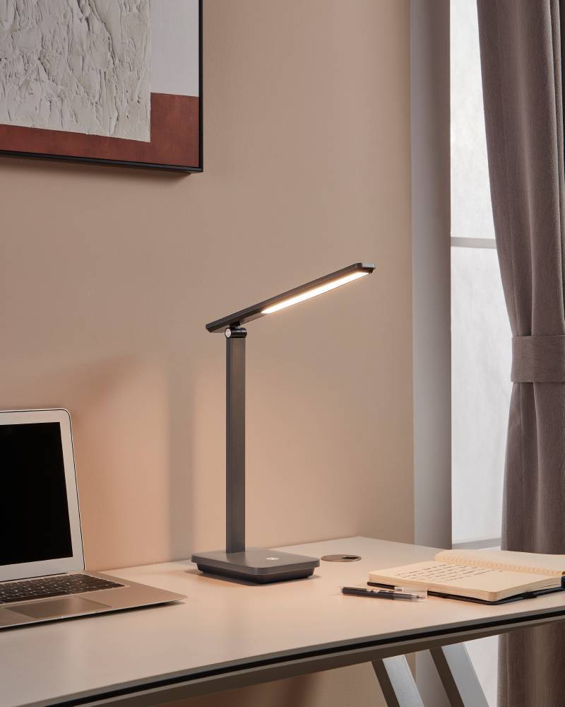 Iniesta 35cm Grå skrivebordslampe Fra Eglo - Den slanke profil og stilrene udseende g&oslash;r, at lampen nemt kan integreres i forskellige typer arbejdsomr&aring;der eller hjemmekontorer, hvor funktionalitet og design er lige vigtige.