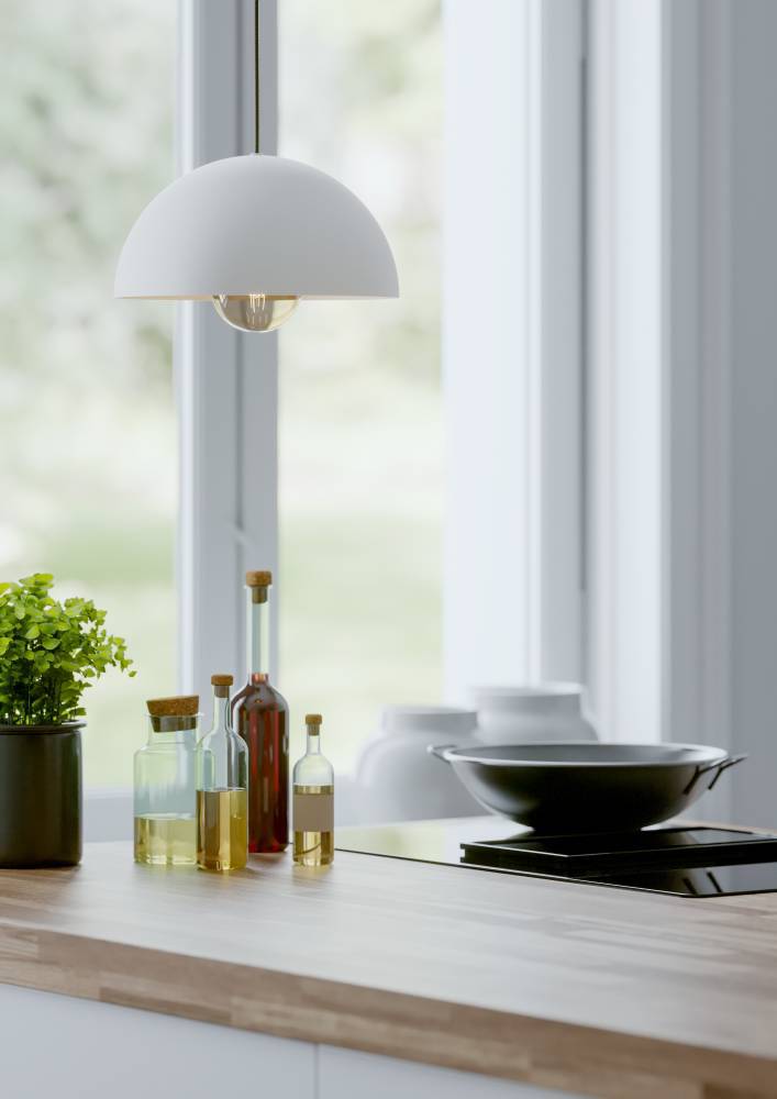Gaetano Ø30 Hvid loftslampe Fra Eglo - Denne pendel har en stilfuld, halvkugleformet skærm i hvid finish, der giver et moderne og rent indtryk.