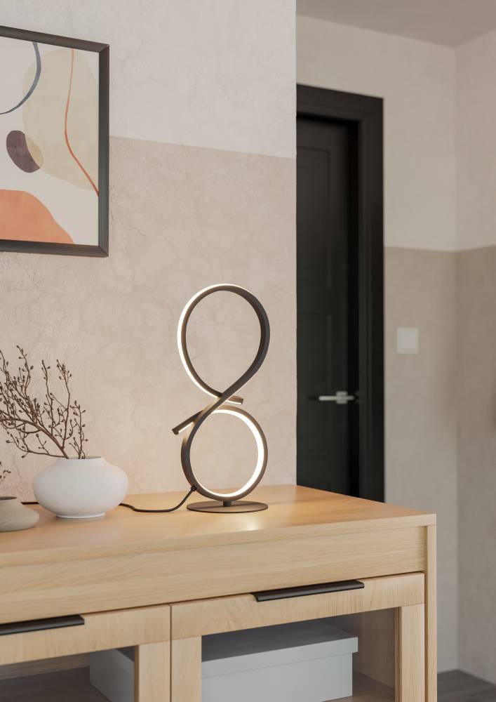 Serpins 40cm Sort bordlampe Fra Eglo - Lampens minimalistiske og futuristiske design g&oslash;r den til en stilfuld funktion i ethvert moderne hjem, mens dens energieffektive LED-teknologi g&oslash;r den til et b&aelig;redygtigt valg.