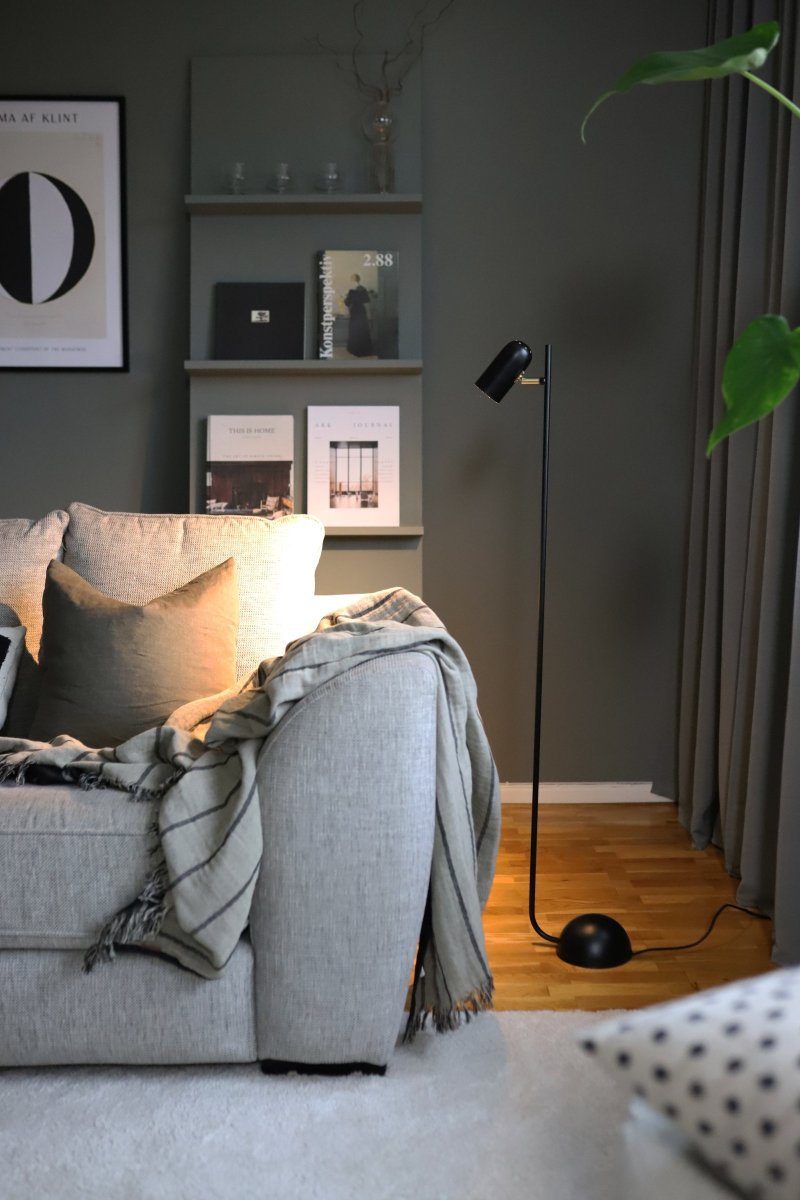 Swan Sort gulvlampe Fra Globen Lighting - Lampen er lavet i sort metal med detaljer i børstet messing, den har et 200 cm langt sort tekstilkabel med gulvafbryder.