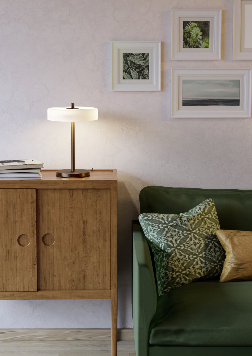 Salve 33cm Bronze bordlampe Fra Eglo - Salve bordlampen har en metalbase med bronzefinish og en rund opalglassk&aelig;rm, der giver lampen et bl&oslash;dt og behageligt udtryk.