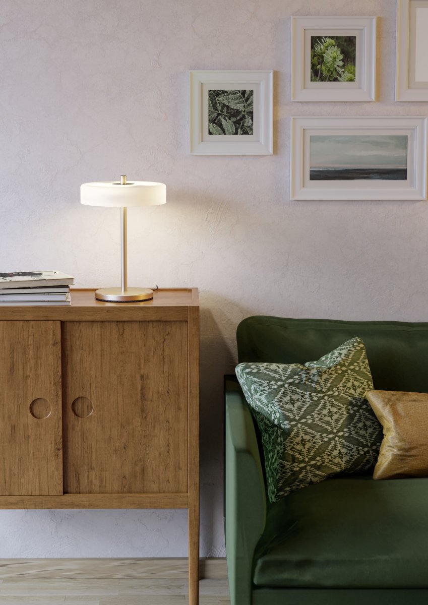 Salve 33cm Nikkel bordlampe Fra Eglo - Salve bordlampen har en metalbase med en mat nikkelfinish og en rund opalglasskærm, der giver lampen et blødt og behageligt udtryk.