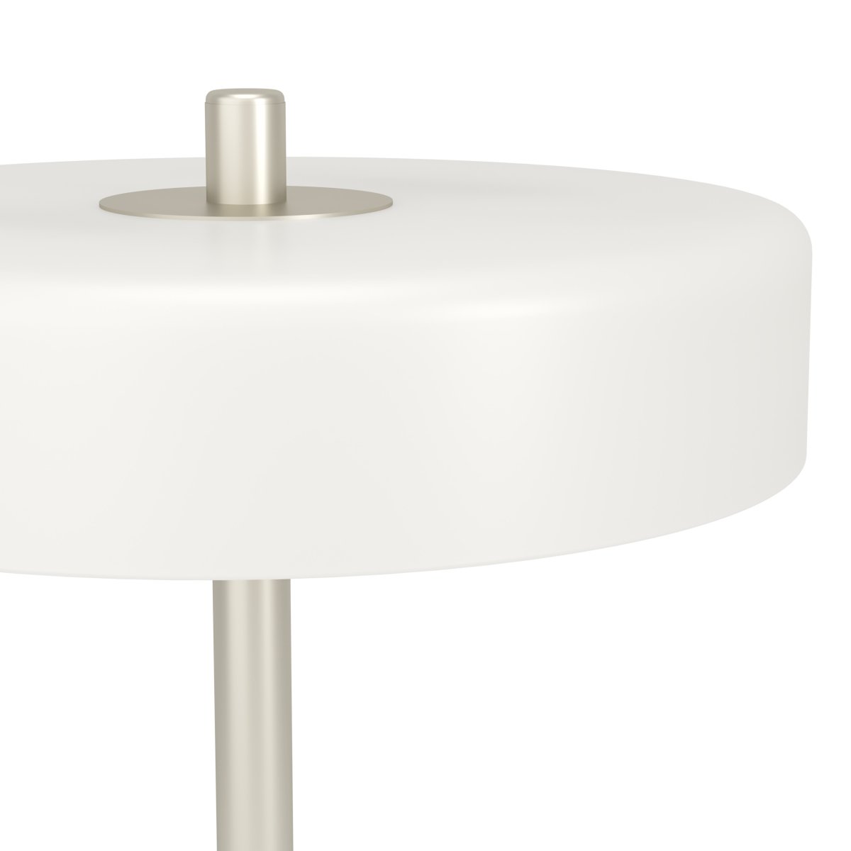 Salve 33cm Nikkel bordlampe Fra Eglo - Salve bordlampen har en metalbase med en mat nikkelfinish og en rund opalglasskærm, der giver lampen et blødt og behageligt udtryk.