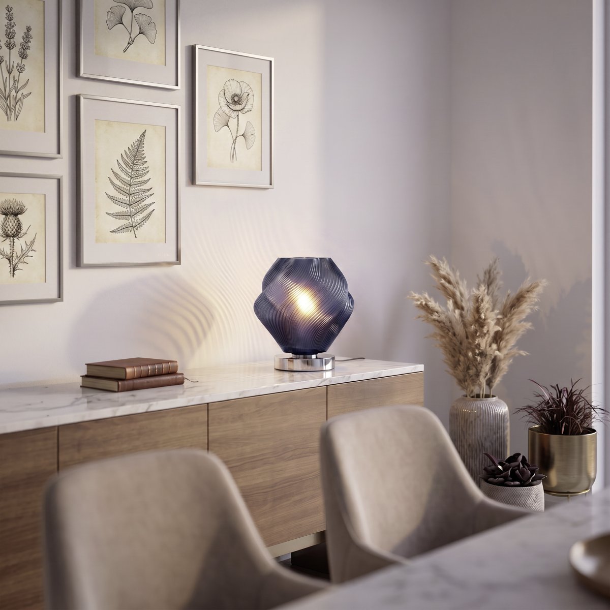 Vicenne 23cm Blå bordlampe Fra Eglo - Glasskærmen har en bølget form med et ribbet mønster, der skaber et effektfuldt udtryk og giver lampen karakter både tændt og slukket.