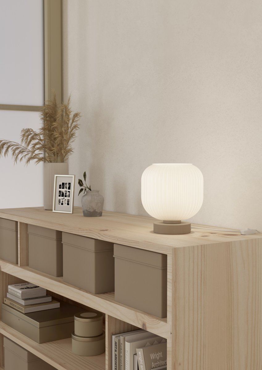 Dasmina 22cm Hvid/sand bordlampe Fra Eglo - Den neutrale farvekombination gør Dasmina nem at placere i forskellige miljøer, for eksempel på et sidebord, natbord, et skrivebord eller i et vindue.