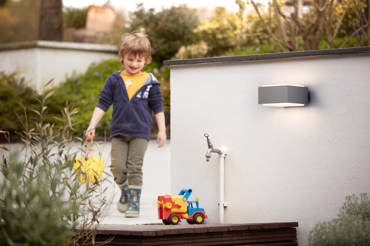 Hedgehog Grå udendørslampe Fra Philips - Den spreder lyset opad og nedad og giver en effektiv vægbelysning.