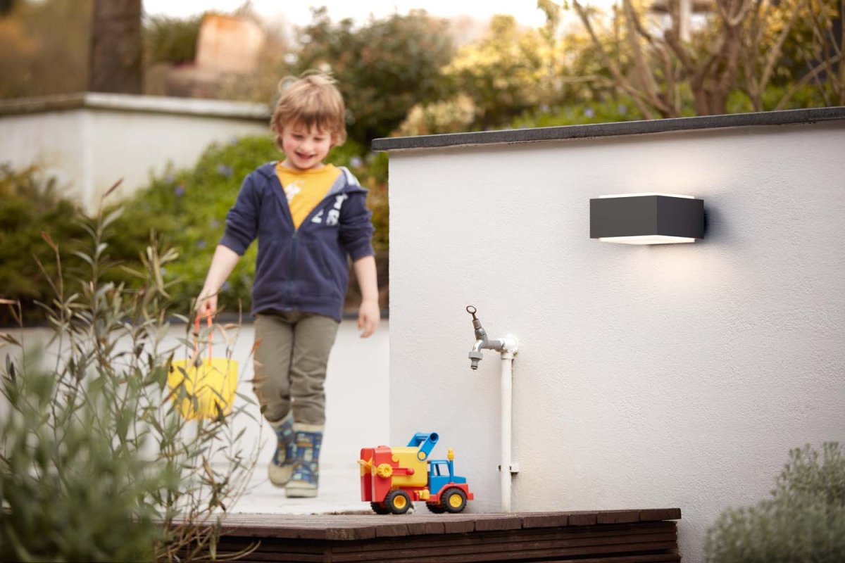 Hedgehog Antracit udendørslampe Fra Philips - Den spreder lyset opad og nedad og giver en effektiv vægbelysning.