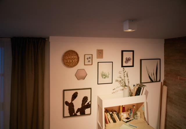 Box Hvid spotlight Fra Philips - Med Philips WarmGlow LED-spotlights kan du jævnt dæmpe til den rigtige lysstyrke - fra funktionel belysning med masser af lys til en hyggelig og indbydende varm glød.