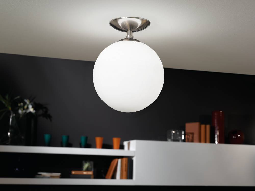 Rondo Ø25 Mat nikkel plafond Fra Eglo - Denne klassiske loftslampe med en elegant opalglaskugle og en fod af børstet metal bringer en tidløs og sofistikeret følelse til dit hjem.