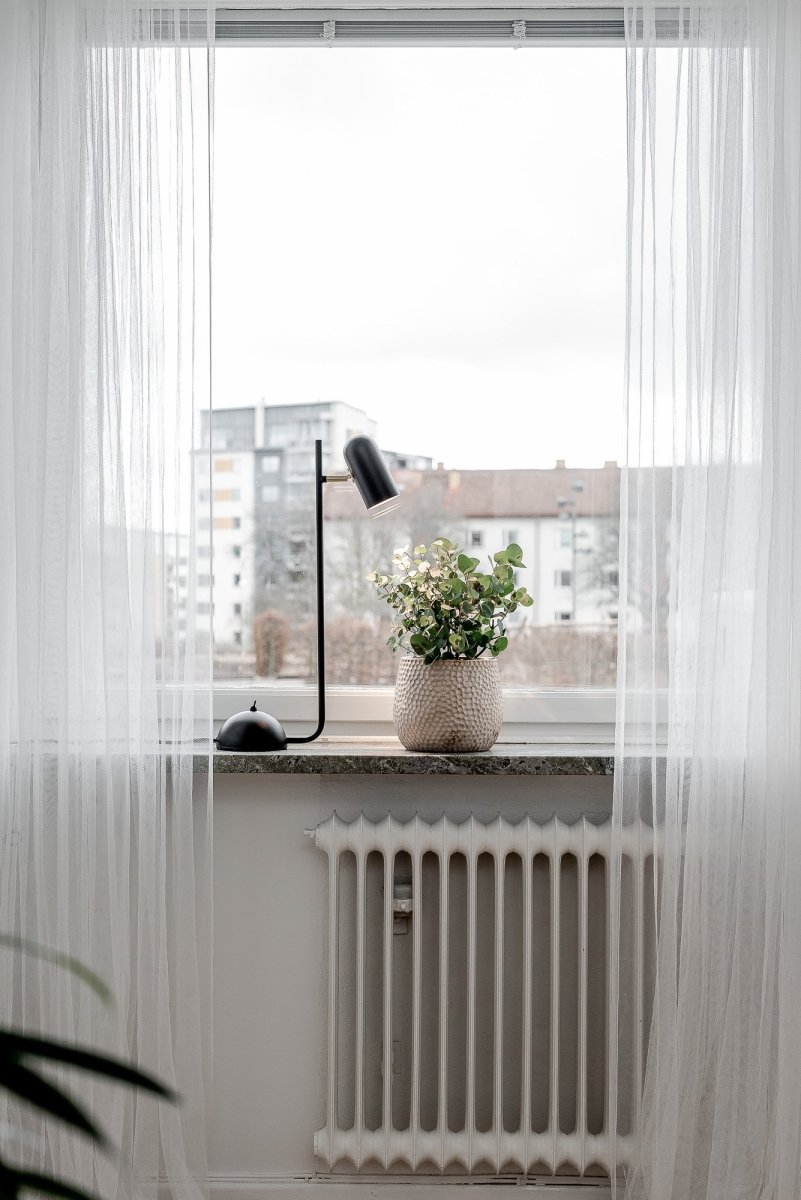 Swan 53cm Sort bordlampe Fra Globen Lighting - Den flotte lampeskærm er vipbar, hvilket er perfekt, når du har brug for rødt lys ved dit skrivebord.