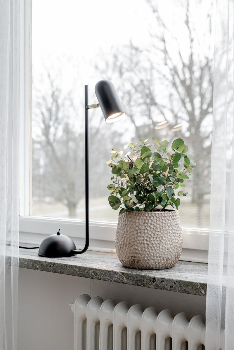 Swan 53cm Sort bordlampe Fra Globen Lighting - Den flotte lampeskærm er vipbar, hvilket er perfekt, når du har brug for rødt lys ved dit skrivebord.
