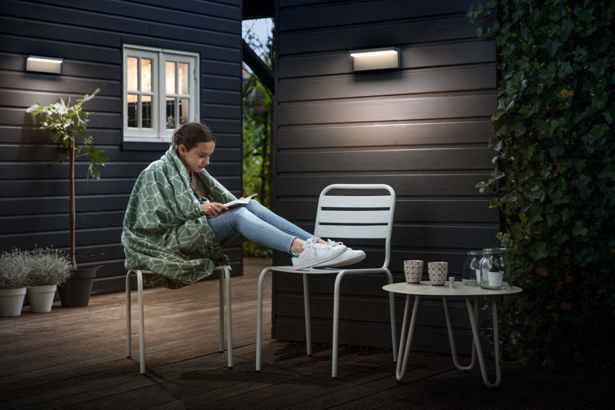Bustan Antracit udendørslampe Fra Philips - holder længere end tilsvarende Philips LED udendørslys &ndash; og bruger 50 % mindre energi.