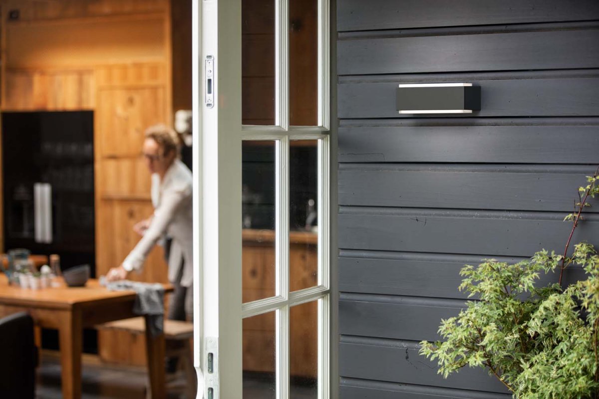 Stratosphere Antracit udendørslampe Fra Philips - Den er designet til lysfordeling mellem h&aring;ll, s&aring; at væggen er oplyst af masser af indirekte klart lys.