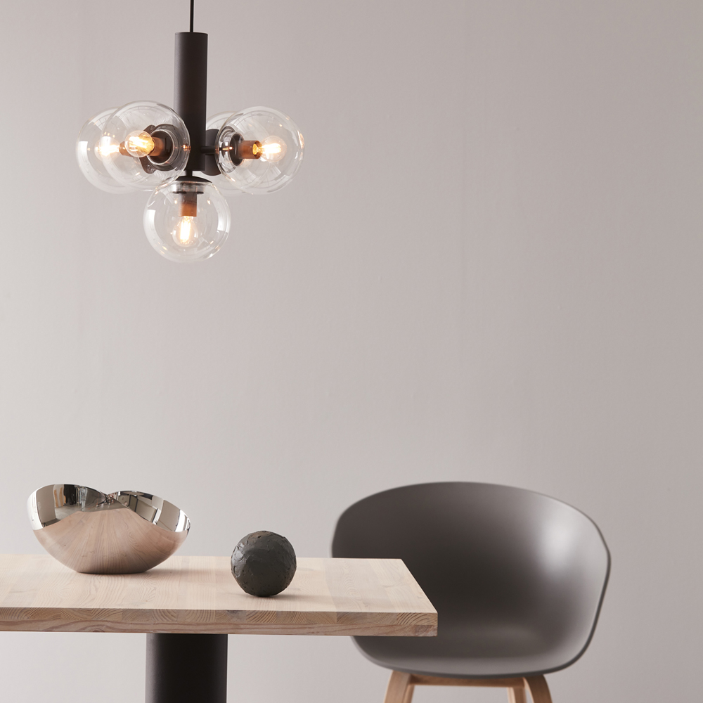 Avenue Ø43 Sort loftslampe Fra CO Bankeryd - Avenue er en loftslampe i metal og glas, der giver et roligt og sobert indtryk.