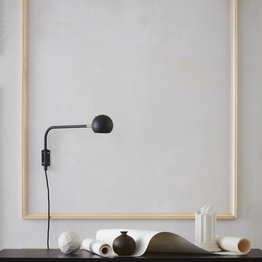 Yes! 45cm Antracit væglampe Fra CO Bankeryd - Væglampen kan med fordel bruges i stuen ved en sofa eller sofa, samt i en gang eller over en skænk, da den tilfører rummet et moderne udtryk.