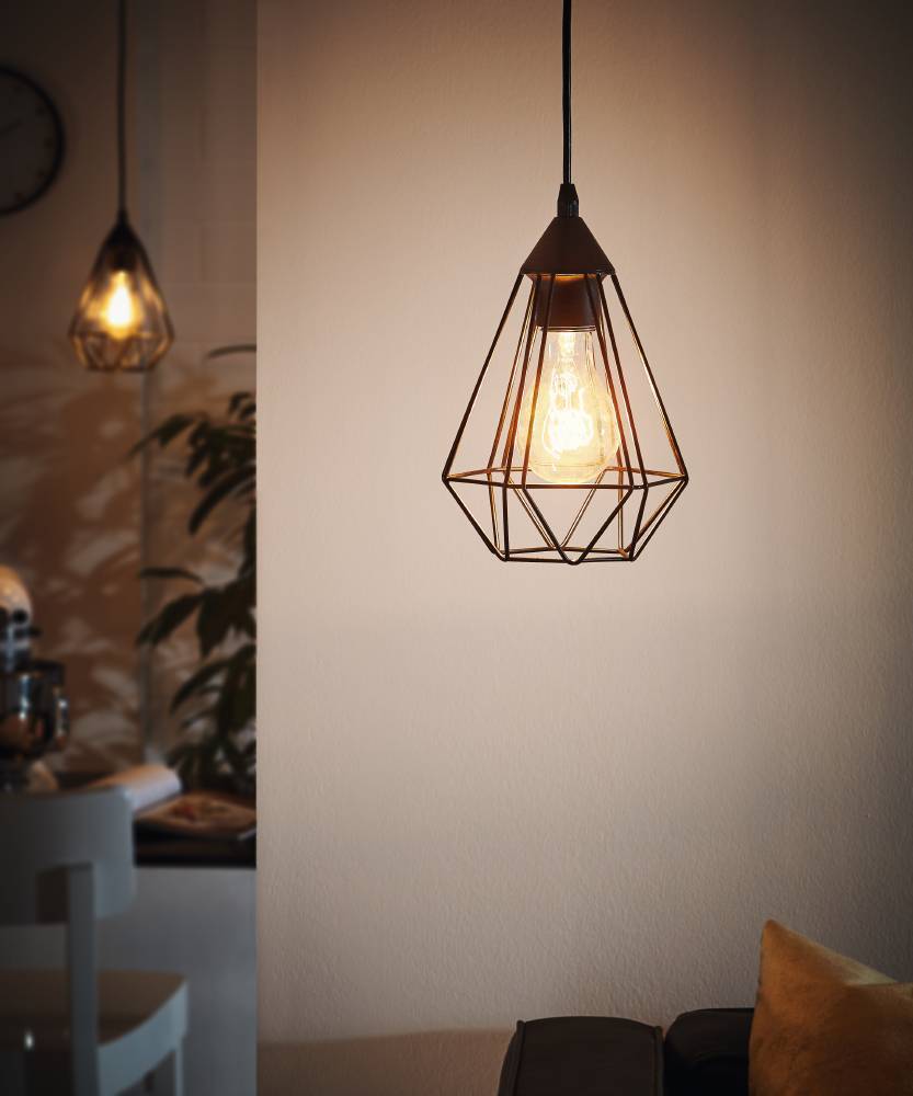 Tarbes Ø17 Sort loftslampe Fra Eglo - Lampens enkle, men markante udseende gør den let at matche med forskellige indretningsstile, og sammen med en dekorativ pære kan du skabe en varm og indbydende atmosfære.