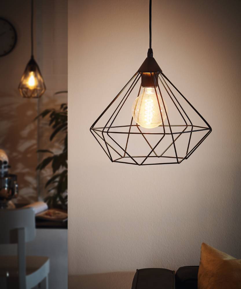 Tarbes Ø32 Sort loftslampe Fra Eglo - Lampens enkle, men markante udseende gør den let at matche med forskellige indretningsstile, og sammen med en dekorativ pære kan du skabe en varm og indbydende atmosfære.