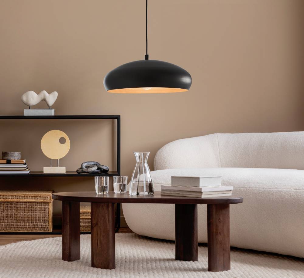 Mogano Ø40 Sort loftslampe Fra Eglo - Den eksponerede lyskilde giver et industrielt pr&aelig;g og spreder et j&aelig;vnt og klart lys.