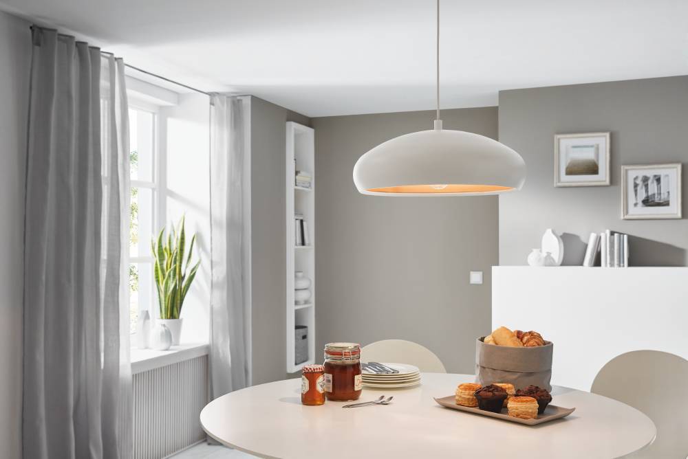 Mogano Ø40 Hvid loftslampe Fra Eglo - Den eksponerede lyskilde giver et industrielt præg og spreder et jævnt og klart lys.