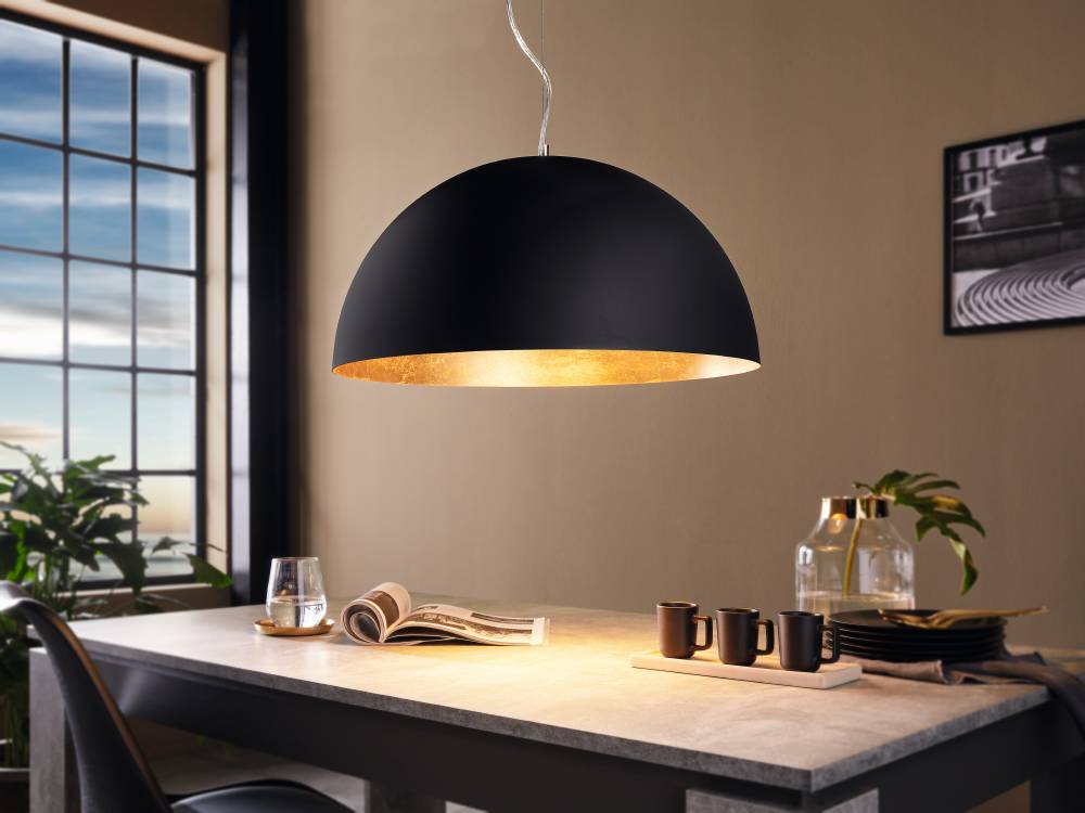 Gaetano Ø53 Sort loftslampe Fra Eglo - Denne pendel har en halvkugleformet skærm i en mat sort overflade, som giver et moderne og minimalistisk look.