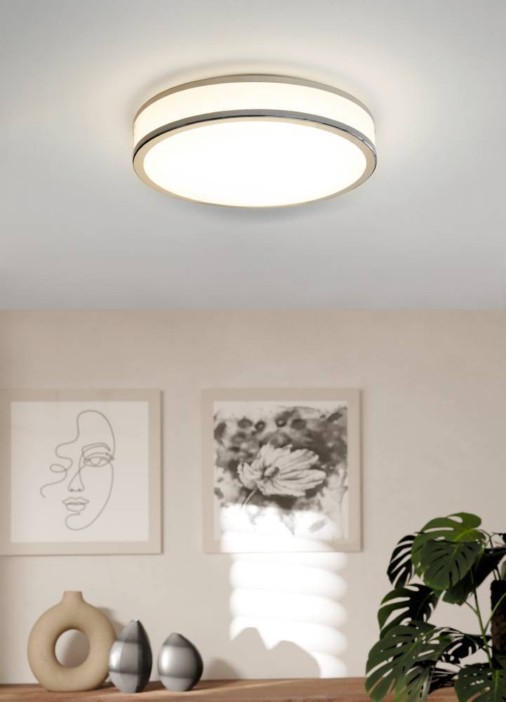 Palermo Ø40 Hvid plafond Fra Eglo - Med et stilrent design i krom og et bl&oslash;dt lysende LED-panel giver den b&aring;de et &aelig;stetisk tiltalende udseende og energieffektiv belysning.