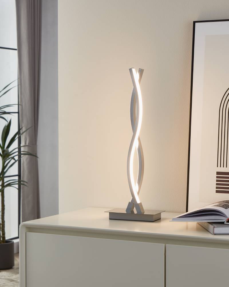Lasana 46cm Chrom bordlampe Fra Eglo - De elegante kurver og minimalistiske stil g&oslash;r den til et ideelt valg til moderne interi&oslash;r, og dens slanke kromfinish giver den et subtilt, sofistikeret look.