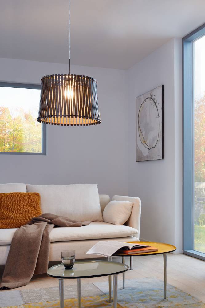 Sendero Ø45 Mørkt træ loftslampe Fra Eglo - Den smukke lampesk&aelig;rm i brune tr&aelig;lameller giver et bl&oslash;dt og behageligt lysbillede, samtidig med at den tilf&oslash;jer en varm og indbydende f&oslash;lelse til rummet.