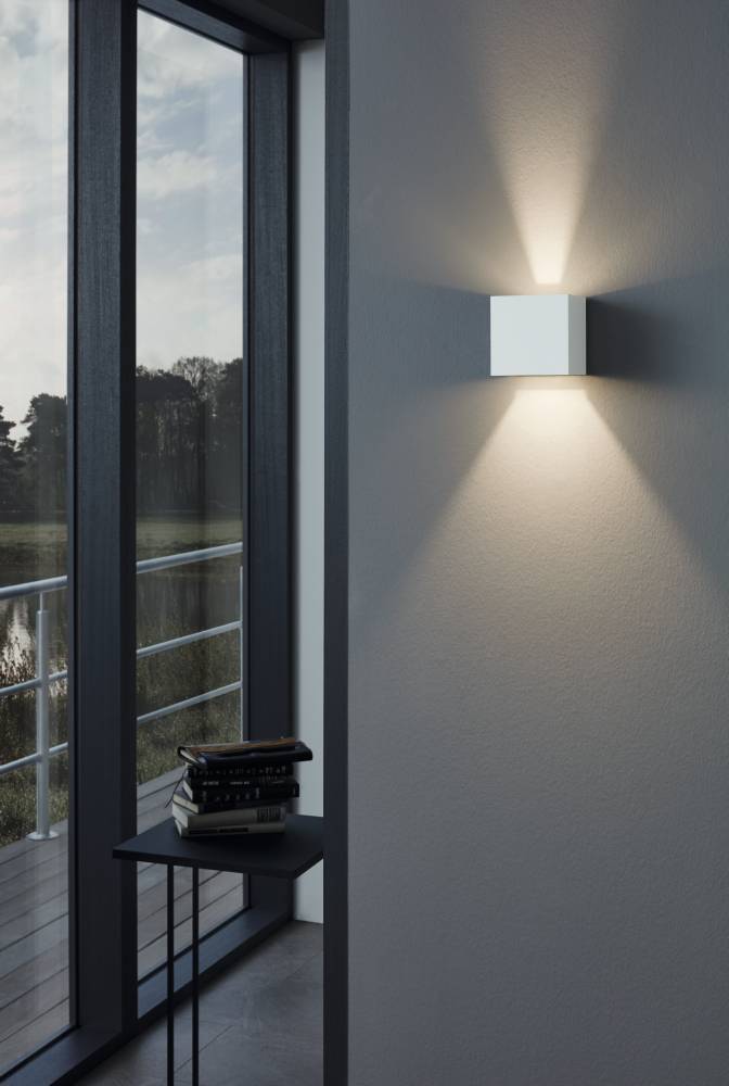 Calpino Hvid udendørslampe Fra Eglo - Lampen giver et subtilt og bl&oslash;dt lys op og ned, som skaber en behagelig atmosf&aelig;re i hjemmet.