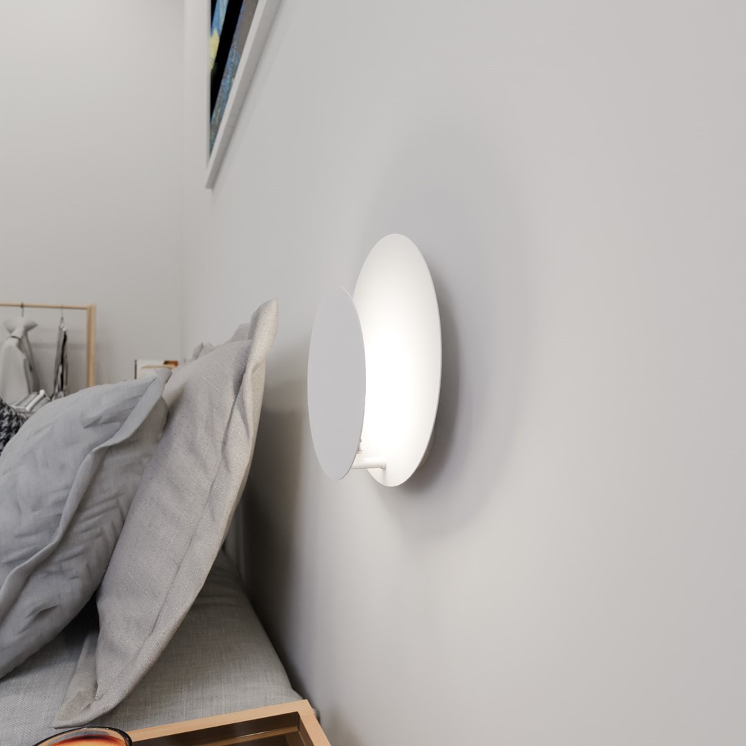 Circle 22cm Hvid væglampe Fra Emibig Lighting - Dens geometriske cirkler tiltrækker opmærksomhed, og takket være træelementerne bliver interiøret varmt og hyggeligt.