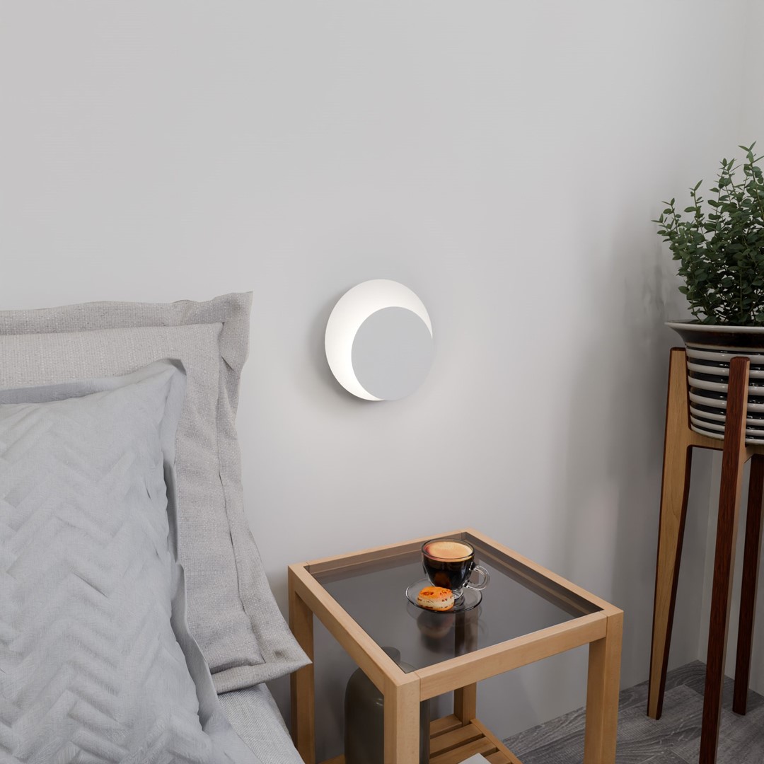 Circle 22cm Hvid væglampe Fra Emibig Lighting - Dens geometriske cirkler tiltrækker opmærksomhed, og takket være træelementerne bliver interiøret varmt og hyggeligt.