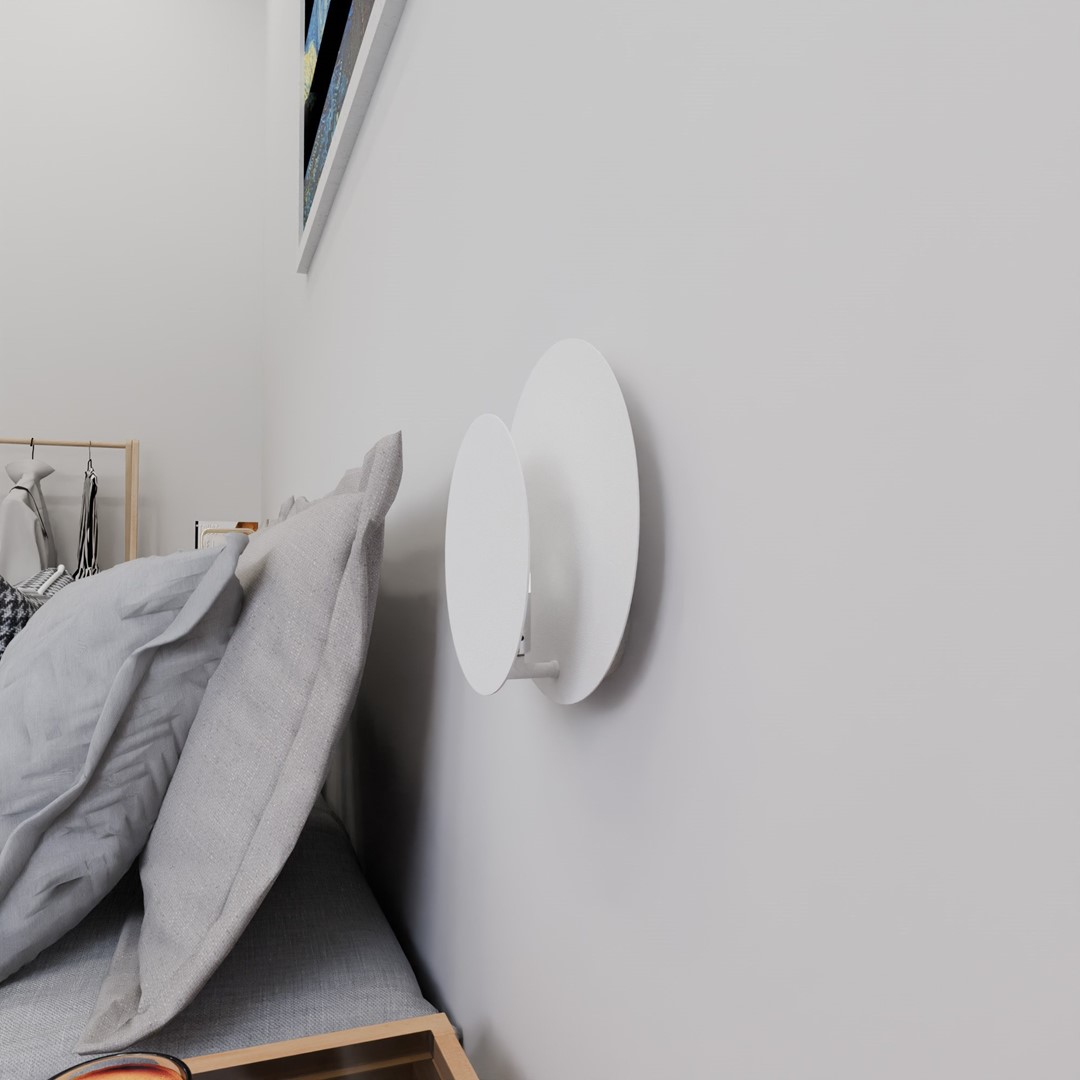 Circle 22cm Hvid væglampe Fra Emibig Lighting - Dens geometriske cirkler tiltrækker opmærksomhed, og takket være træelementerne bliver interiøret varmt og hyggeligt.