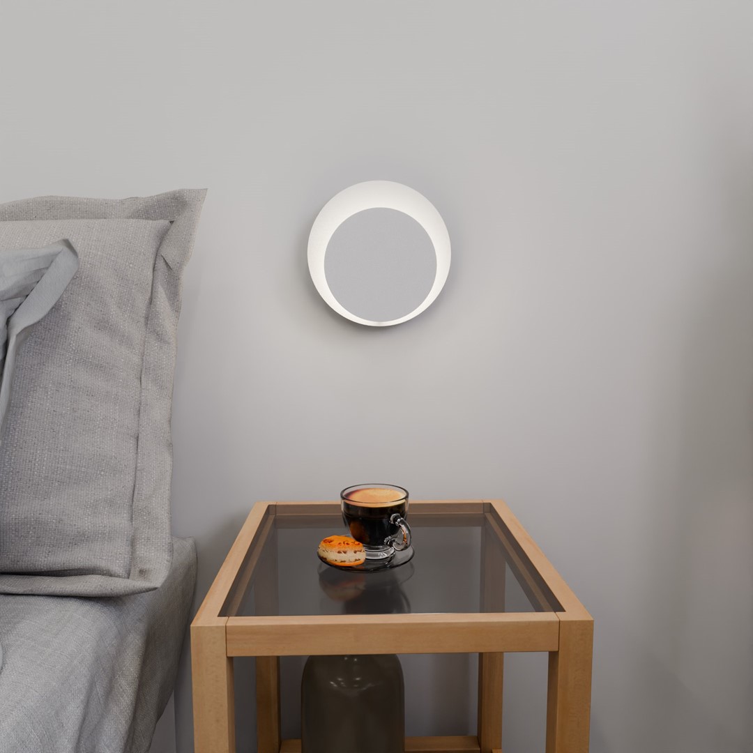 Circle 22cm Hvid væglampe Fra Emibig Lighting - Dens geometriske cirkler tiltrækker opmærksomhed, og takket være træelementerne bliver interiøret varmt og hyggeligt.