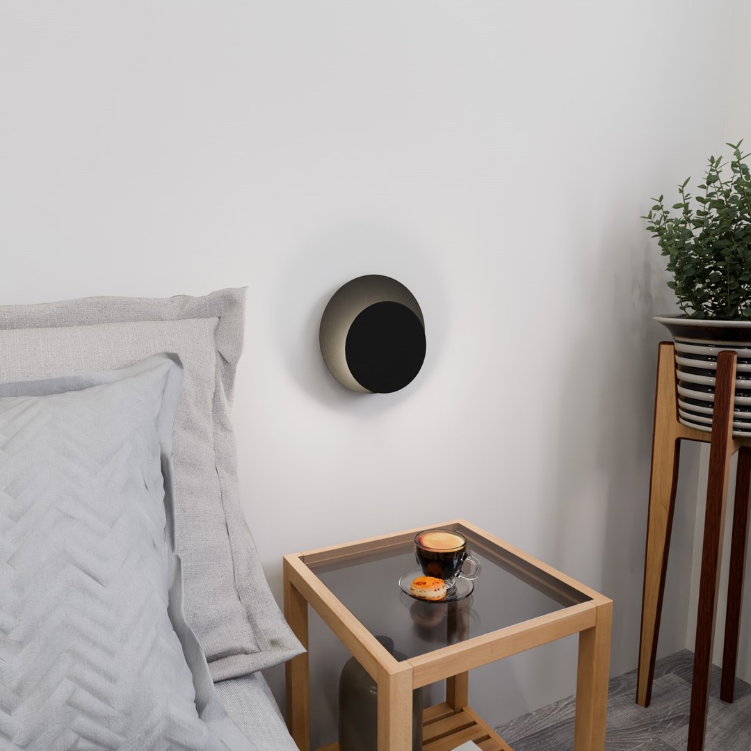 Circle 22cm Sort væglampe Fra Emibig Lighting - Dens geometriske cirkler tiltr&aelig;kker opm&aelig;rksomhed, og takket v&aelig;re tr&aelig;elementerne bliver interi&oslash;ret varmt og hyggeligt.