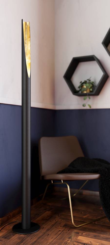 Barbotto Sort gulvlampe Fra Eglo - Denne gulvlampe er et mesterværk af moderne design med sin sorte metalbund og gyldne interiør, der reflekterer lyset på; en varm og behagelig måde.