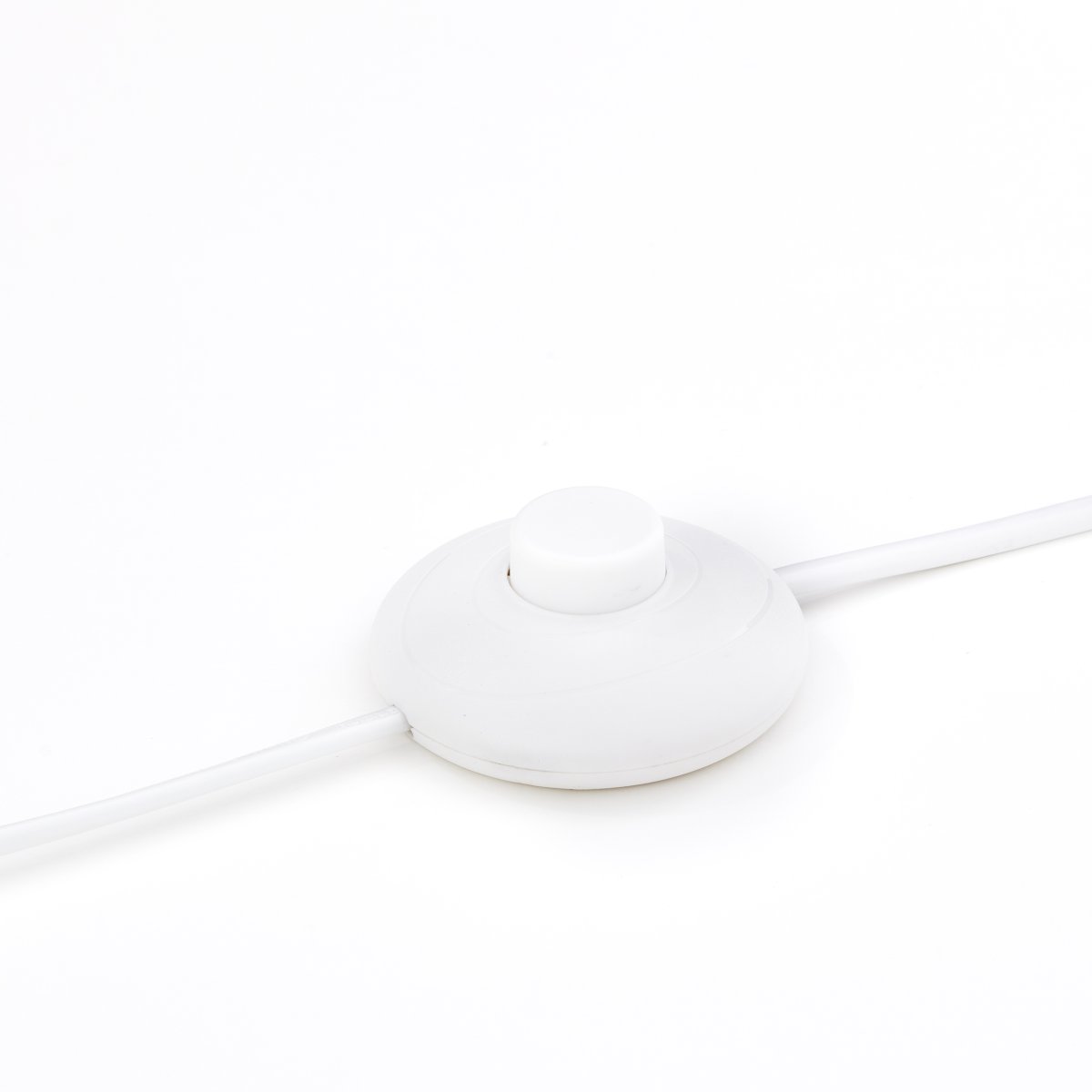 June gulvlampe Fra Brilliant - Uanset om den placeres over spisebordet, k&oslash;kkenet eller i stuen, bliver June en dekorativ detalje, der samtidig spreder et behageligt og indbydende lys.