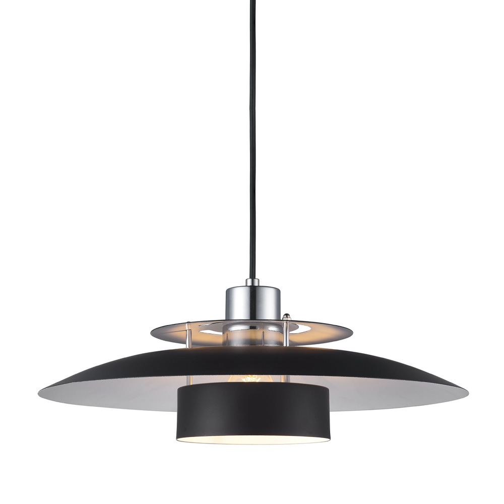 Sørup Ø40 Chrom loftslampe Fra Halo Design - Med sine sorte og krom detaljer skaber den en sofistikeret atmosfære i både moderne og klassiske hjem.
