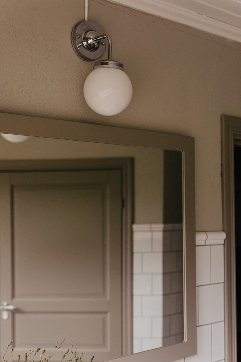 Alley 20cm Krom/hvid badeværelseslampe Fra Globen Lighting - Alley passer perfekt på væggen i badeværelset eller køkkenet, hvor den er IP44-klassificeret.
