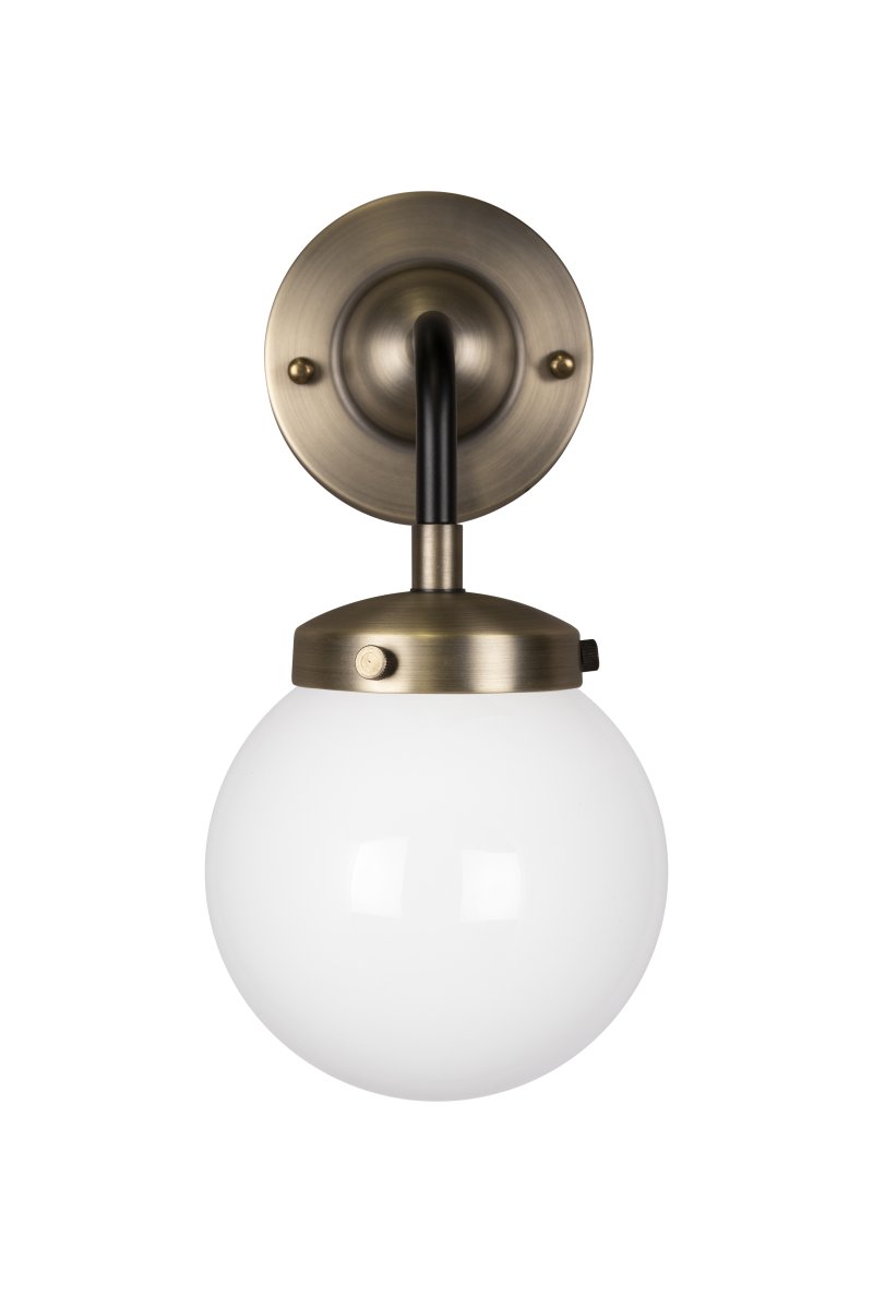 Alley 20cm Antik messing/hvid badeværelseslampe Fra Globen Lighting - Alley passer perfekt på væggen i badeværelset eller køkkenet, hvor den er IP44-klassificeret.