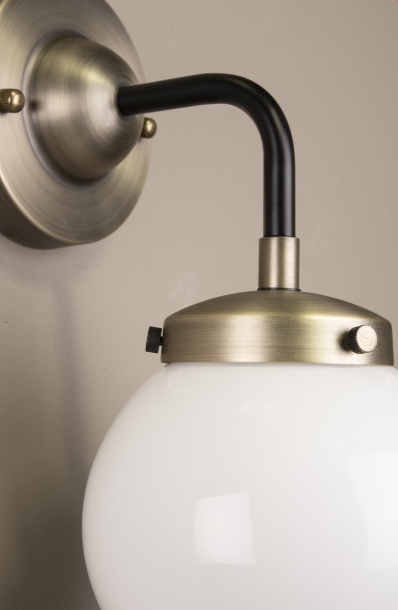 Alley 20cm Antik messing/hvid badeværelseslampe Fra Globen Lighting - Alley passer perfekt på væggen i badeværelset eller køkkenet, hvor den er IP44-klassificeret.