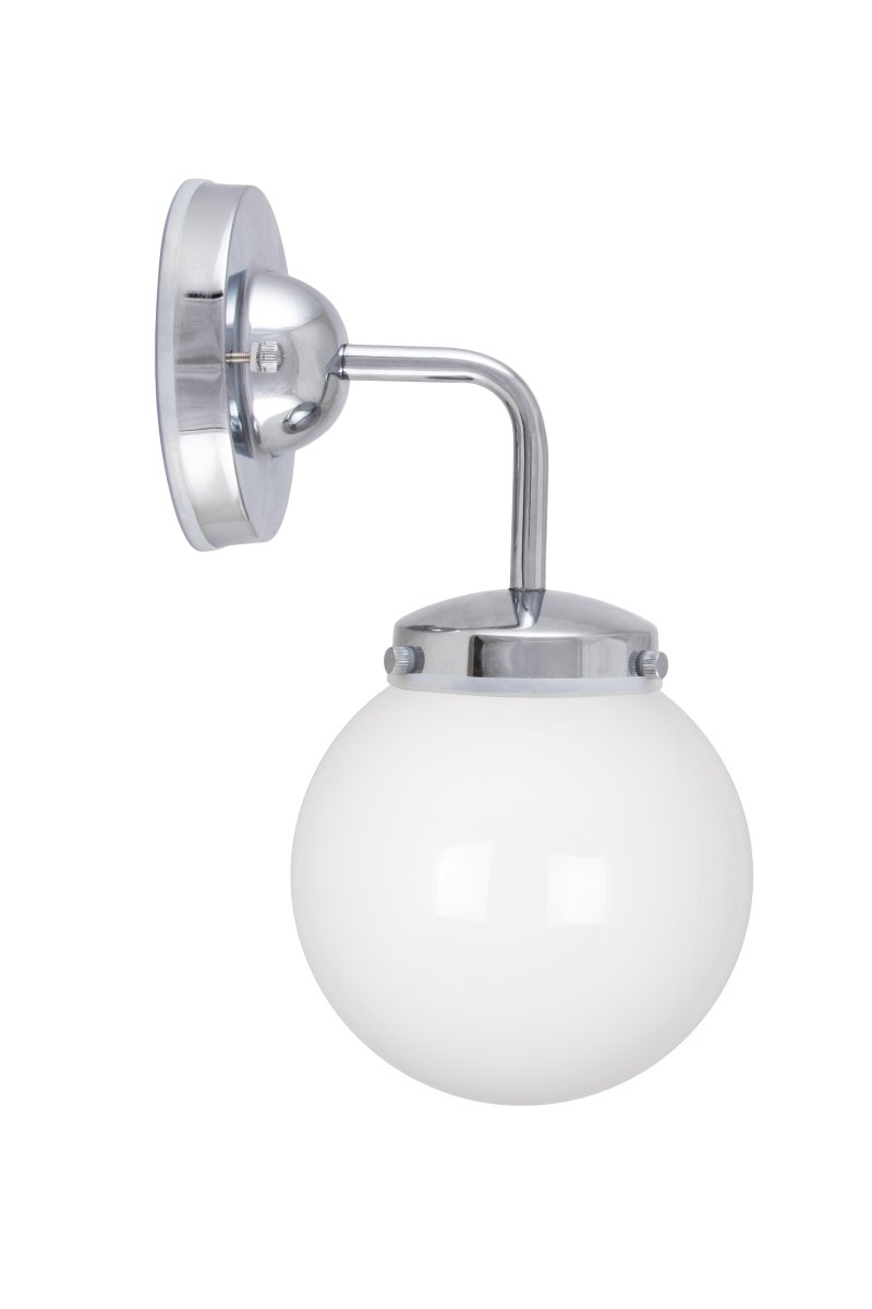 Alley 20cm Krom/hvid badeværelseslampe Fra Globen Lighting - Alley passer perfekt på væggen i badeværelset eller køkkenet, hvor den er IP44-klassificeret.